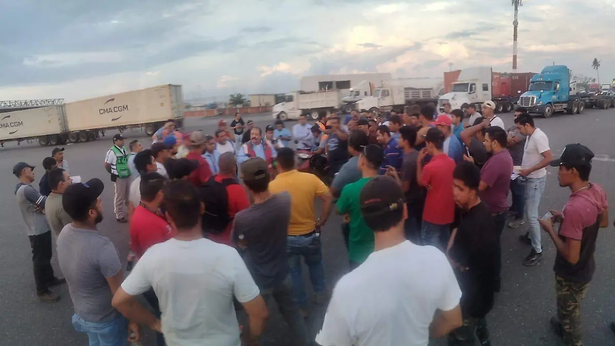 BLOQUEOS EN PUERTOS DE LÁZARO CÁRDENAS. CORTESÍA BELZAZAR PÉREZ GUTIÉRREZ